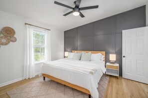 4 bedrooms, iron/ironing board, WiFi, bed sheets - Coastal Island Home: Minutes to Downtown Savannah & Tybee Island (Savannah)