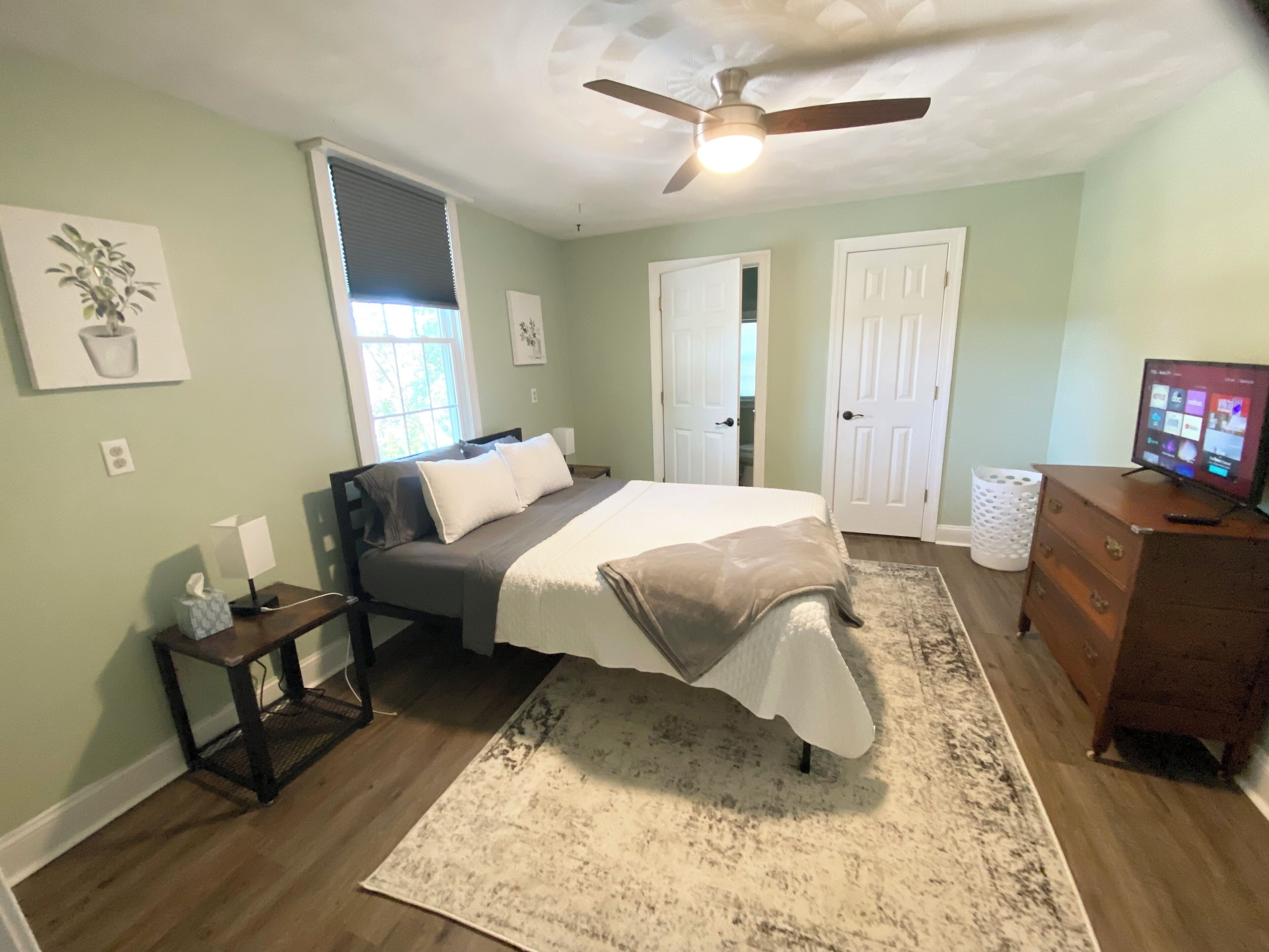 2 slaapkamers, een bureau, een strijkplank/strijkijzer, reisbedje