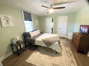 2 dormitoris, escriptori i planxa i posts de planxar 