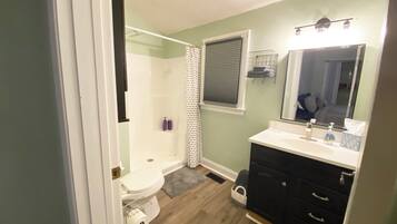 Douche, sĂšche-cheveux, serviettes fournies, savon