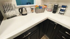 Kaffetrakter/tekoker, kjøleskap, mikrobølgeovn og ovn