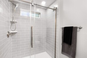 Haartrockner, Handtücher, Seife, Toilettenpapier