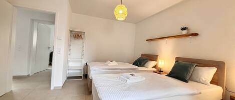 3 chambres, bureau, Wi-Fi gratuit, draps fournis