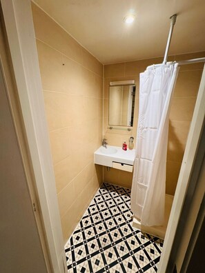 Haartrockner, Handtücher, Seife, Toilettenpapier