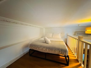 Een strijkplank/strijkijzer, wifi, beddengoed