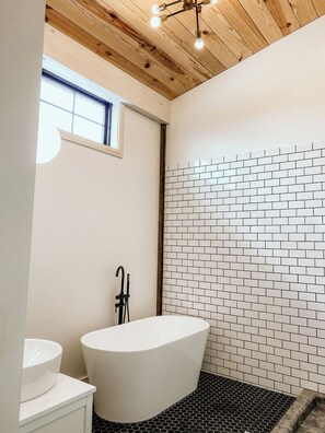 Hair dryer, towels, soap, toilet paper - Lovely studio at Serre Vineyards with views of the Mountains (Mount Airy)