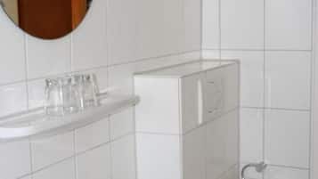 Haartrockner, Handtücher, Seife, Toilettenpapier