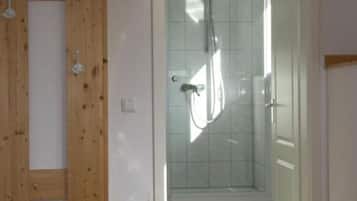 Haartrockner, Handtücher, Seife, Toilettenpapier