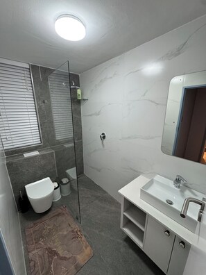 Dusj, hårføner, håndklær og toalettpapir