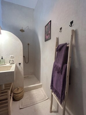 Suihku, hiustenkuivaaja, pyyhkeet, saippua