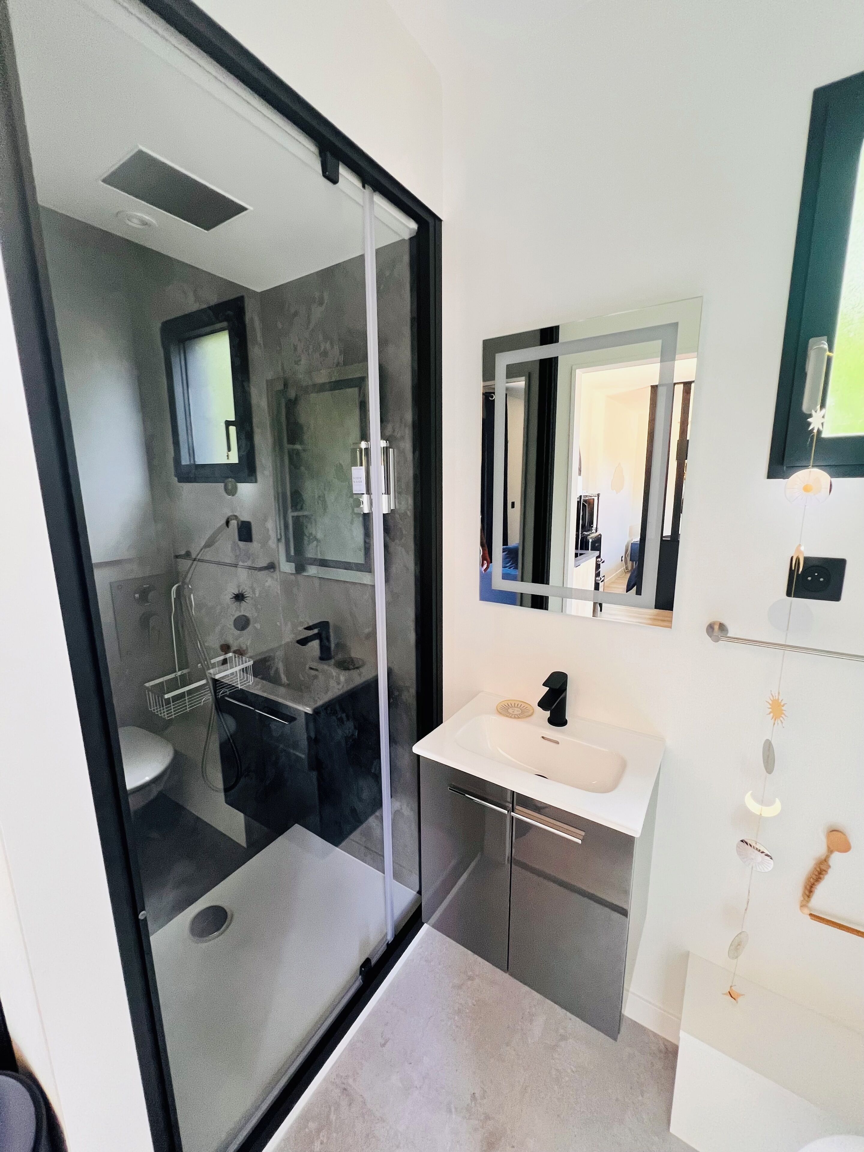 Douche, sèche-cheveux, serviettes fournies, savon