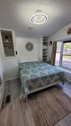 2 slaapkamers, een strijkplank/strijkijzer, gratis wifi, beddengoed