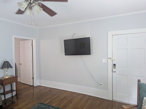 Spacious Apt Near Downtown & WKU