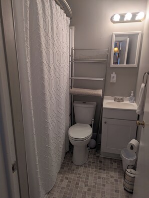 Suihku, pyyhkeet, saippua, vessapaperi