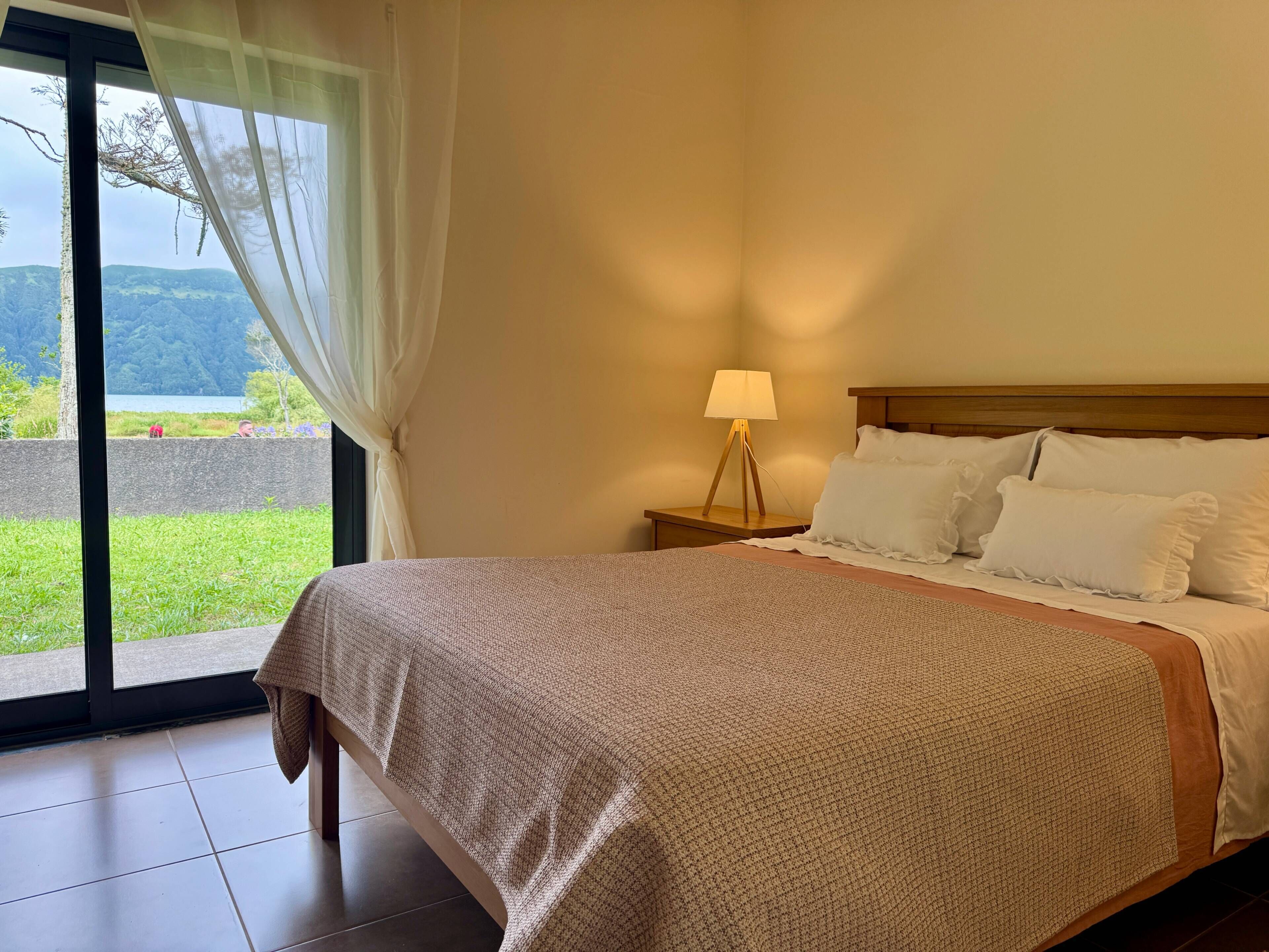3 bedrooms, iron/ironing board, internet, bed sheets