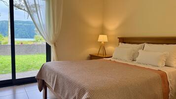 3 bedrooms, iron/ironing board, internet, bed sheets