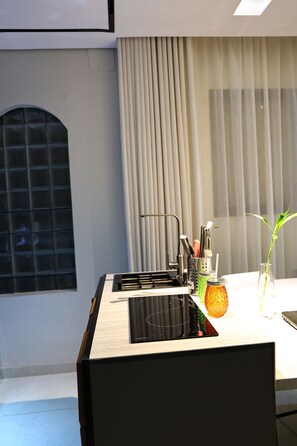 Mikroaaltouuni, uuni, liesi