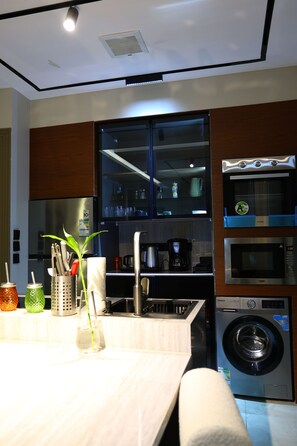 Micro-ondes, four, plaque de cuisson