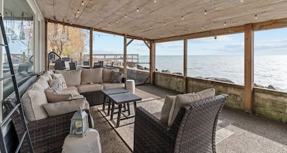 Romantic Winter Escape with Lake Views: Hot Tub, Infrared Sauna