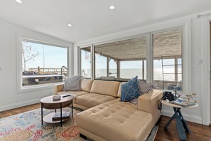 Televisor intel·ligent i llibres 