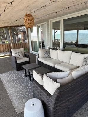 Terrace/patio - Romantic Winter Escape with Lake Views: Hot Tub, Infrared Sauna (Amherstburg)