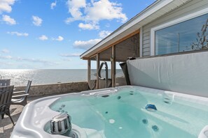 Outdoor spa tub - Peaceful Lakeview Getaway. Hot Tub, Infrared Sauna. Ultimate Birding Retreat (Amherstburg)