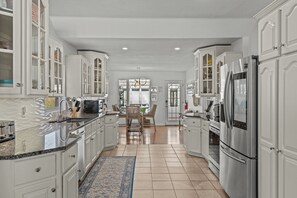 Frigorífic, microones, forn i placa de cuina 