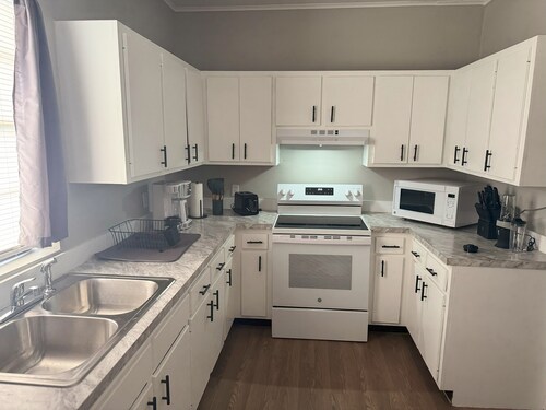 3-bedroom house in tranquil Palatka with AC and High-Speed Internet