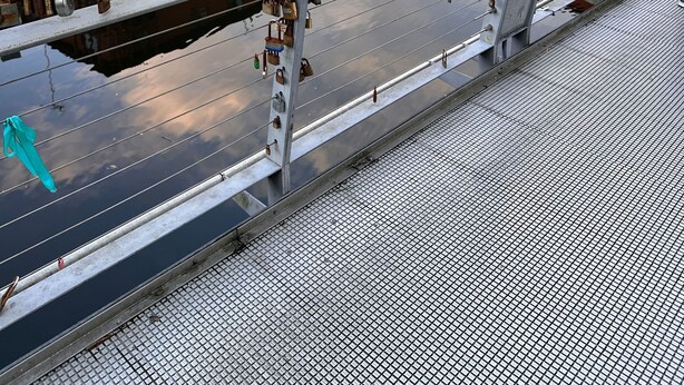 A bridge with metal railings and a series of padlocks attached to the handrails. - One Bedoom Flat in Birmingham City Centre With Free Underground Parking (Birmingham)