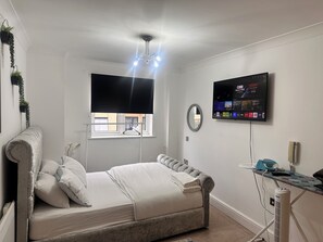 아파트, 침실 1개, 발코니, 시내 전망 | 거실