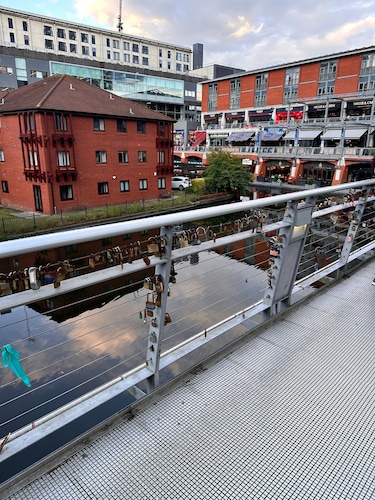 Charming Birmingham Apartment With Mini Balcony and Wifi With a Free Parking