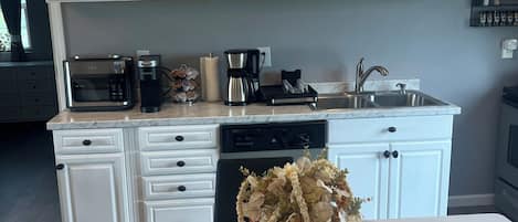 Micro-ondes, four, plaque de cuisson, lave-vaisselle