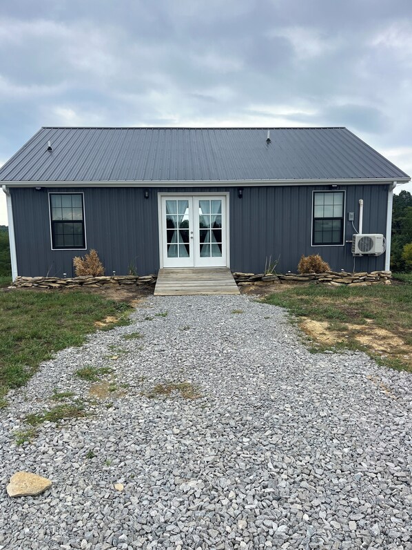 Exterior - Charming 2-bedroom house on our farm with beautiful sunsets (Stamping Ground)