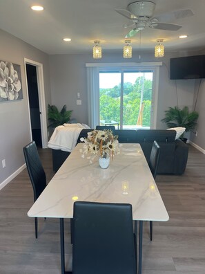 Dining - Charming 2-bedroom house on our farm with beautiful sunsets (Stamping Ground)