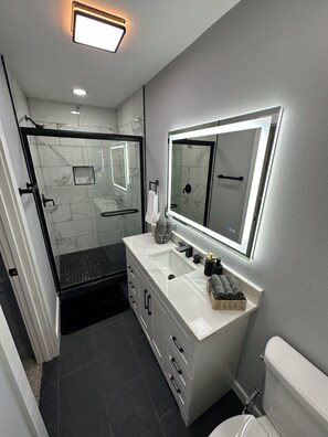 Een douche, een haardroger, handdoeken, zeep