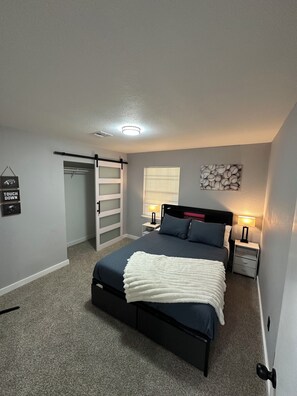 4 bedrooms, iron/ironing board, WiFi, bed sheets