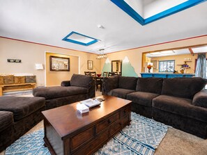 A living room with a sofa set, a coffee table, and a patterned rug. - Wanderlust Lodge (Big Bear Lake)
