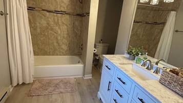 Een haardroger, een bidet, handdoeken, zeep