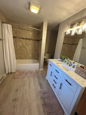 Sèche-cheveux, bidet, serviettes fournies, savon