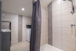 Dusche, Haartrockner, Handtücher