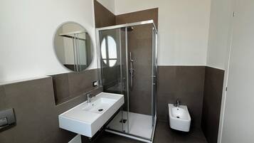 Zimmer, Stadtblick | Badezimmer