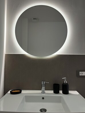Habitación doble, vista a la ciudad | Baño | Regadera, regadera tipo lluvia, secadora de cabello, bidet 