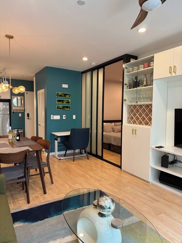 Jr 1 BR w/ parking & a plunge in Design District