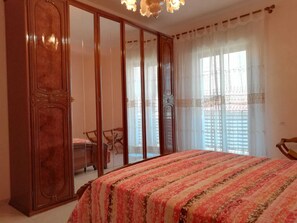 4 bedrooms, iron/ironing board, free WiFi, bed sheets - Orange House (Sicilia)