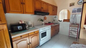 Kühlschrank, Mikrowelle, Herdplatte, Wasserkocher mit Kaffee-/Teezubehör