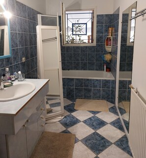 Een douche, een haardroger, handdoeken, zeep