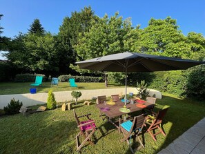 Outdoor dining - Quiet, natural home close to the Bassin d'Arcachon, lakes and ocean (Salles)