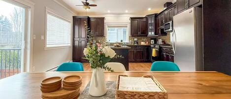 Een microgolfoven, een oven, een kookplaat, een vaatwasser