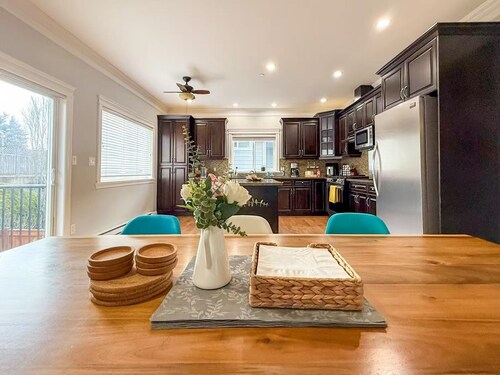 Charming 4-bedroom house in Langford next to Thetis lake