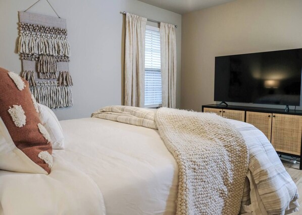 4 bedrooms, iron/ironing board, WiFi, bed sheets